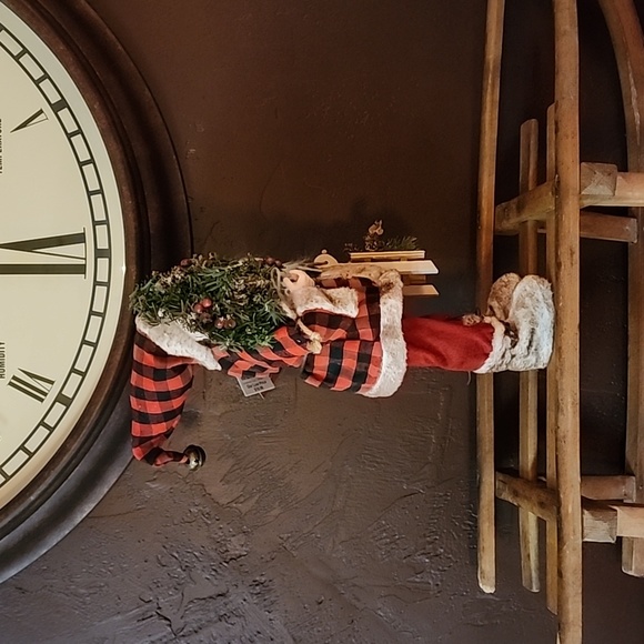 Holiday Rustic Santa Display 🎅 - Picture 7 of 9